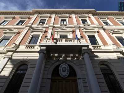 Gli altri piani sono contraddistinti da una serie di finestre parallele architravate, scandite da lesene sovrapposte nella parte centrale e negli angoli. I livelli sono scanditi da cornicione marcapiano di cui quello superiore di coronamento aggettante a dentelli